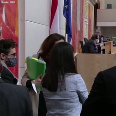 Un parlamentario austriaco hace un test PCR a una Coca Cola y adivinen, el resultado fue de positivo