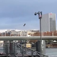 جندي يطير فوق نهر السين في لوح طائر