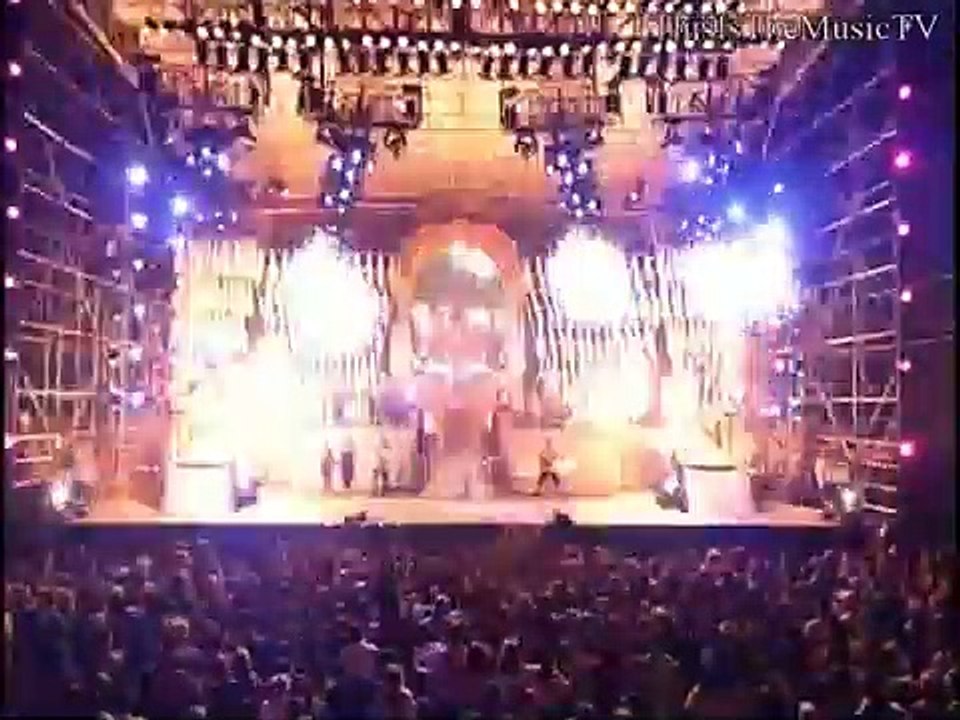 Britney Spears chante "Baby One More Time" en live