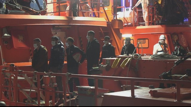 Canary Islands resumes flights to return migrants