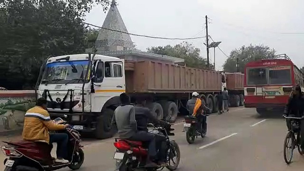 झांसी-कानपुर हाईवे पर अज्ञात वाहन की टक्कर से ब...