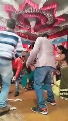 डांसरों के साथ में बैंक मैनेजर ने जमकर किया डांस