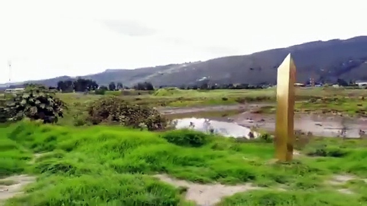 Un nuevo monolito apareció en la ciudad de Chia, Colombia.