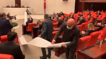 Meclis'e bu görüntüler damga vurdu: "13 metrelik liste AKP'nin sattıklarının listesidir"