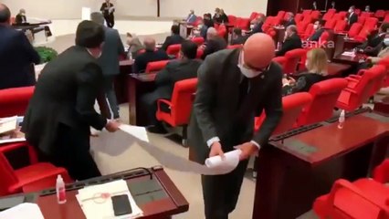 CHP'li Kaya, AKP hükümeti döneminde satılanların listesini çıkardı; liste 13 metreyi buldu