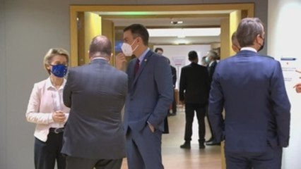 Merkel salva "in extremis" la presidencia europea al convencer países de Este
