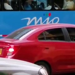 Hombre limpió la ventana de un autobús con su tapabocas y luego se lo puso