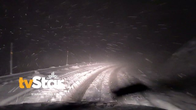 Έντονη χιονόπτωση στον δρόμο προς το χιονοδρομικό κέντρο στο Βελούχι