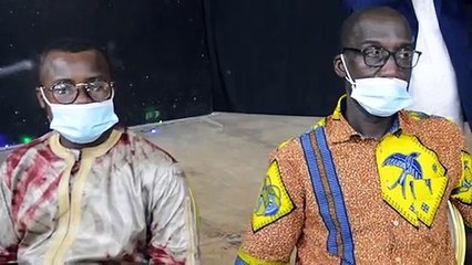 L'artiste français Singuila et une ONG locale offrent un arbre de noêl aux enfants d'Abobo