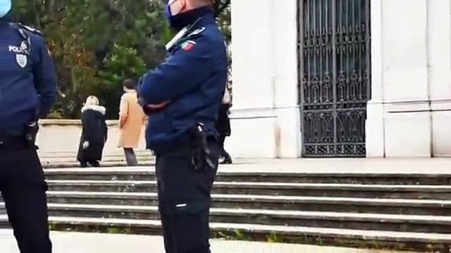 Bárbara e Kasha no velório de Sara Carreira