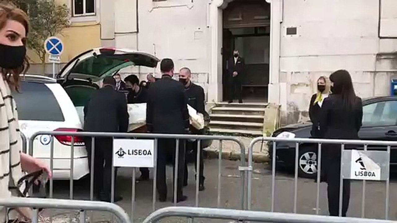 Caixão de Sara Carreira chega á Basílica da Estrela