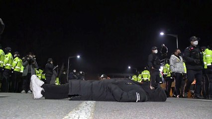 "왜 범죄자 보호하나?"...시민·유튜버들 '격렬 항의' / YTN