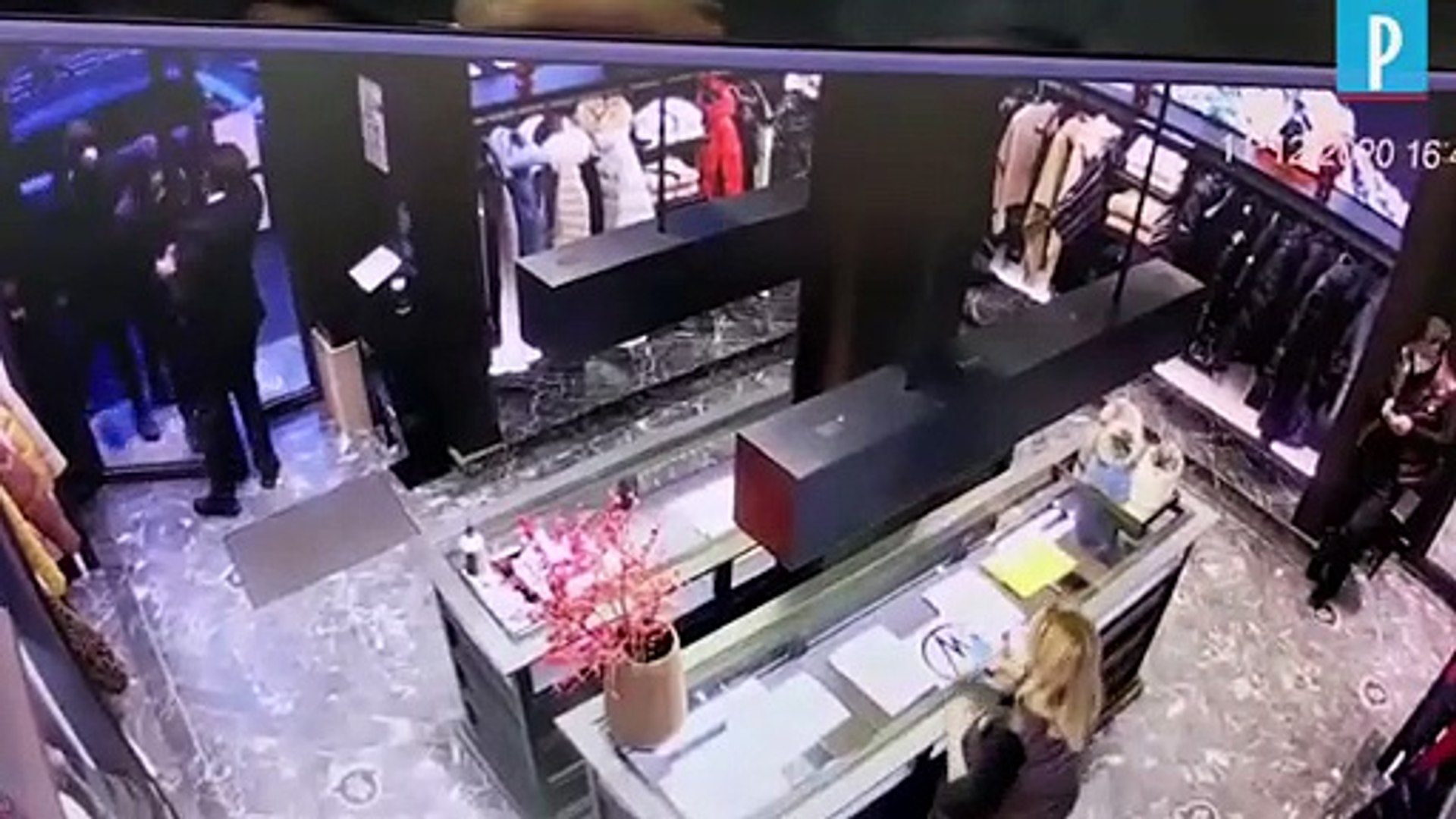 Paris : une boutique Moncler pillée, 40000 euros de préjudice - Vidéo  Dailymotion