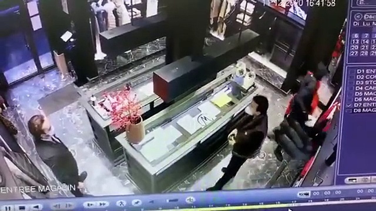 Regardez les images incroyables de la Boutique Moncler à Paris, Bld St Germain, pillée hier en plein jour par 10 individus