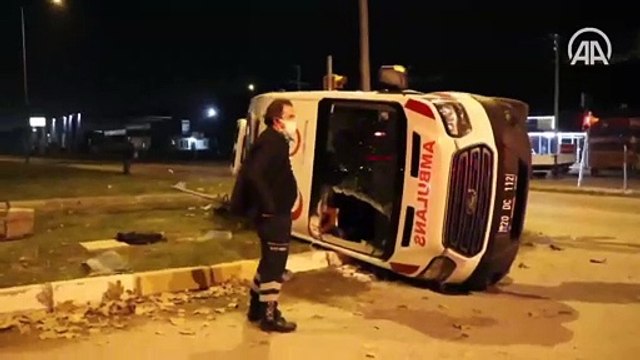Denizli'de ambulans ile minibüs çarpıştı