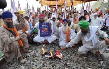 किसानों ने जियो सिम पोर्ट कराने का अभियान किया तेज़, रिलायंस का शेयर गिरा