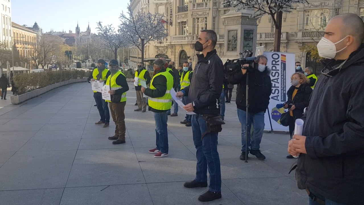 Militares se concentran frente al Congreso para reivindicar retribuciones "dignas"