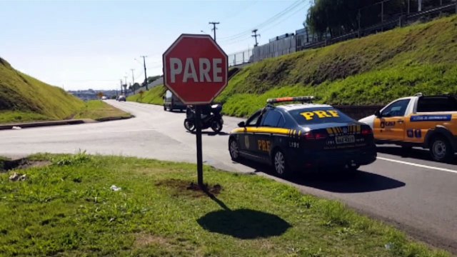 PRF realiza orientações aos motoristas que trafegam na marginal da BR-277