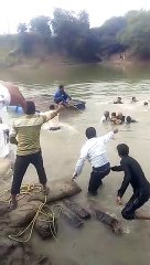 बड़नगर में पलटी नाव, करीब 10 लोग थे सवार, बाल-बाल बची जान