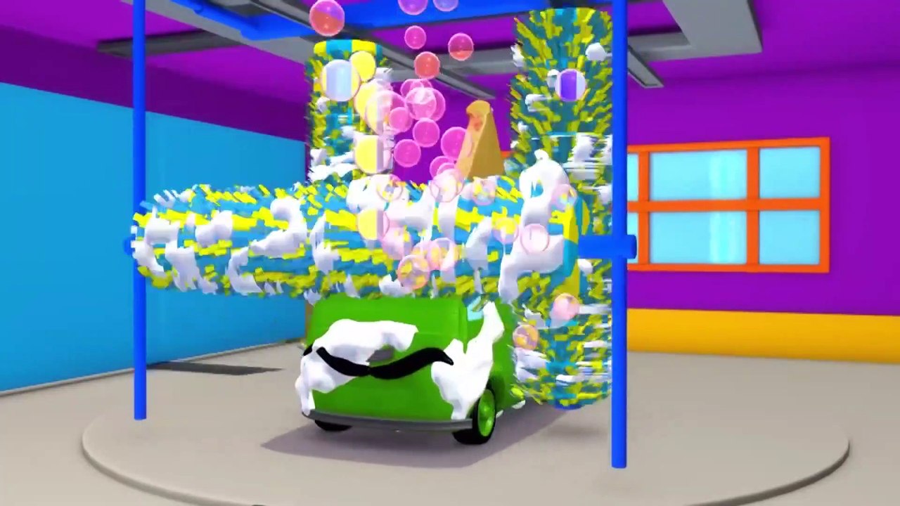 Le Lavage Auto de Tom la Dépanneuse -  Carlo le pizzaiolo - La Ville des Voitures   Dessin animé