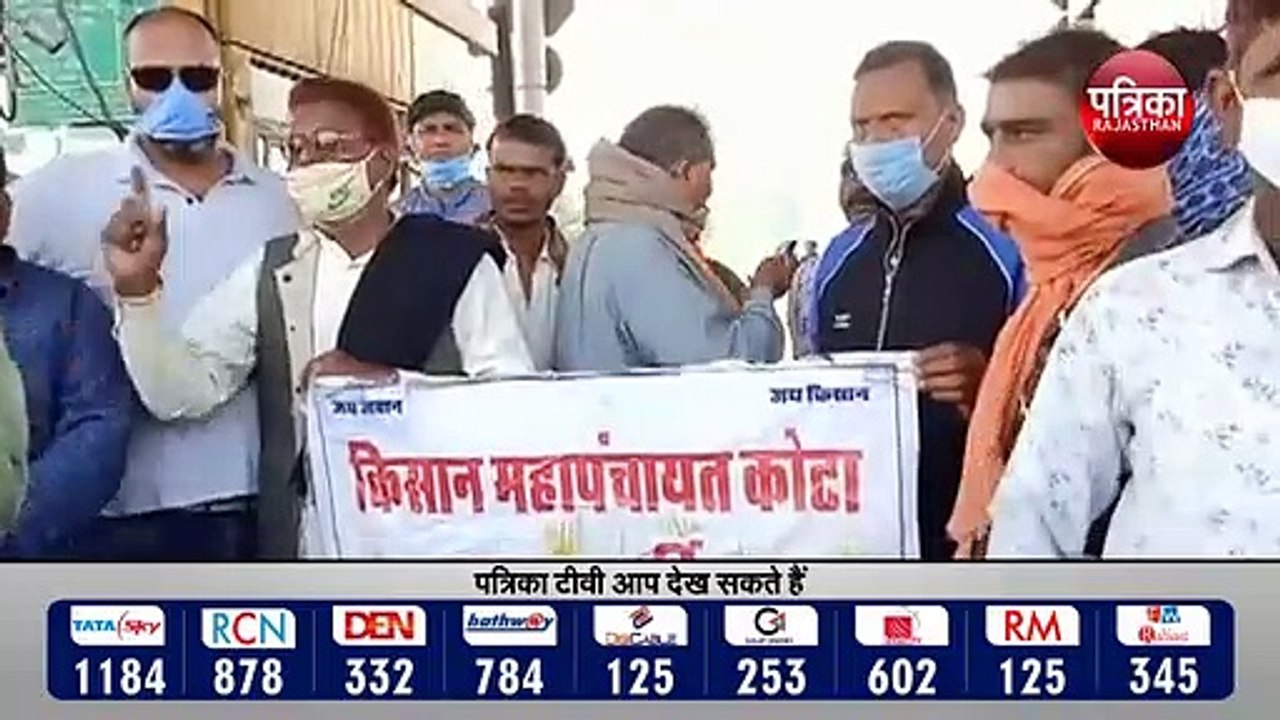 किसानों ने किया टोल प्लाजा पर कब्जा