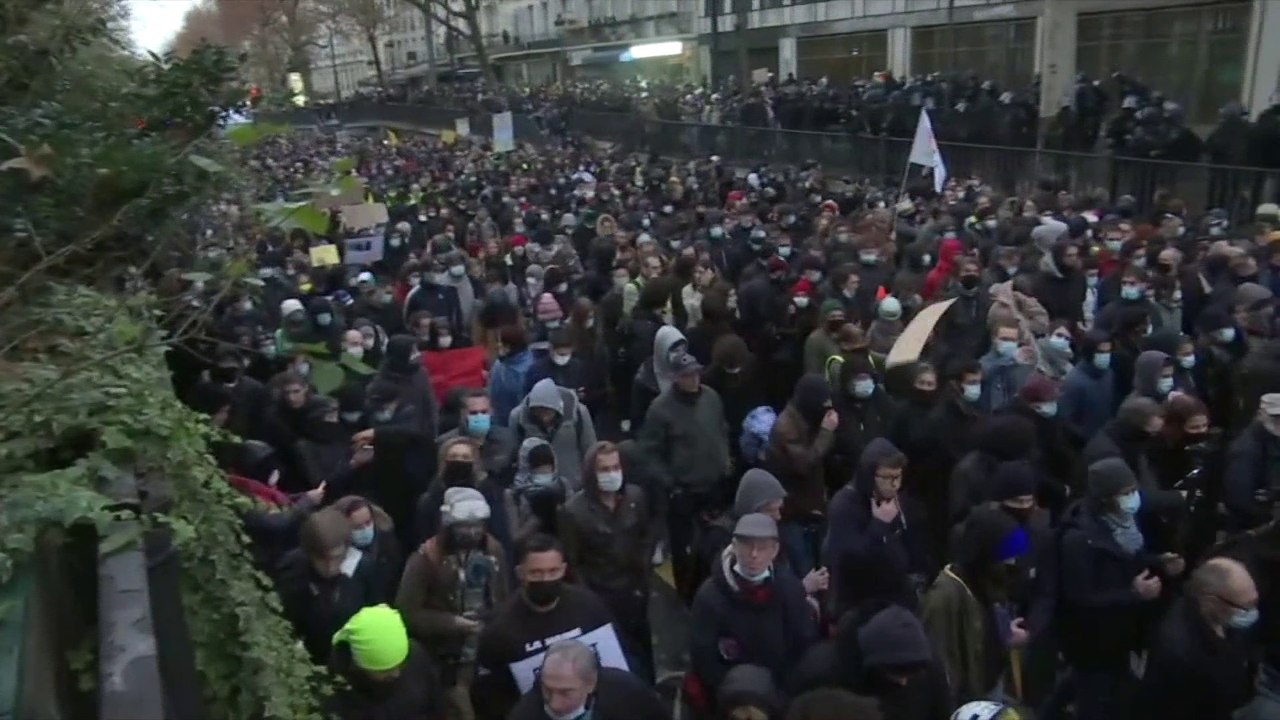 Manifestation à Paris: les images du cortège coupé en deux et totalement encadré par les forces de l'ordre