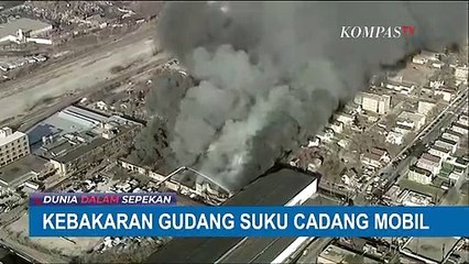 Video herunterladen: Kebakaran Besar Gudang Suku Cadang Mobil di Chicago, 250 Petugas Damkar Diturunkan