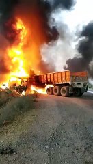 आमने-सामने की टक्कर के बाद दो ट्रेलर जले, देखिए वीडियो