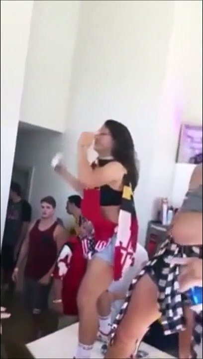 La reine de la soirée... Coup de tête dans la biere