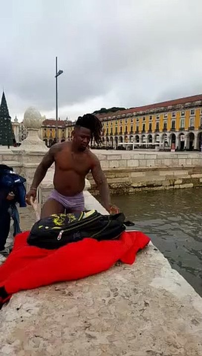 Salva homem de morrer afogado no rio Tejo em Lisboa