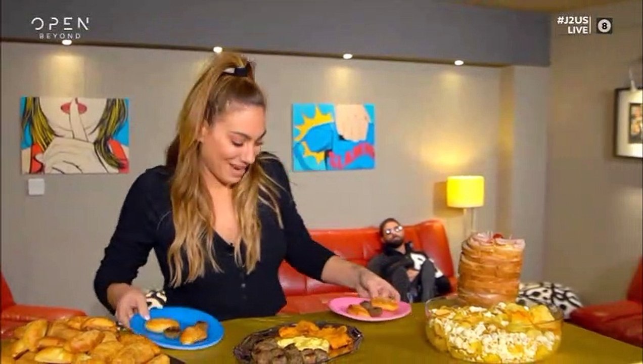 J2US: H ultra sexy εμφάνιση της Βαλαβάνη ως Παπ...