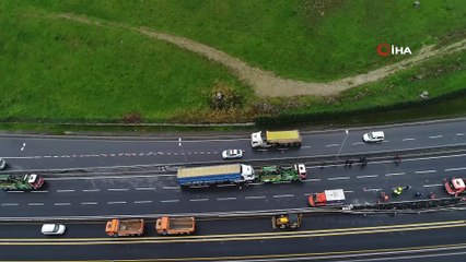 Tır metrobüs bariyerlerini biçti, faciadan dönüldü