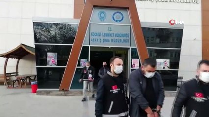 Vatandaşın aracının önünü kesip ziynet eşyalarını gasp eden şahıslar yakalandı