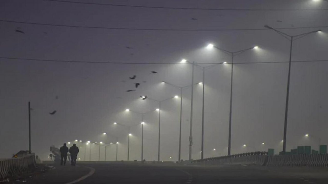 Dense fog cover Delhi-NCR, IMD issues Orange Alert