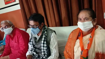 पूर्व मंत्री राठौड़ ने कोटा में अस्पताल अधीक्षक के हाथ जोड़े