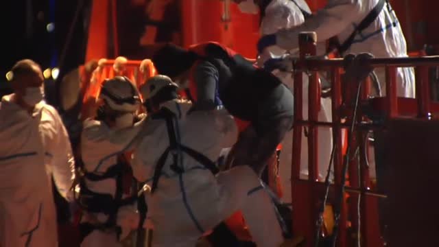 Salvamento Marítimo rescata a 35 inmigrantes y los lleva al puerto de Arguineguín