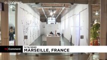 شاهد: فنان فرنسي يعيش في مكعب زجاجي للإضاءة على فقدان التواصل بين الناس