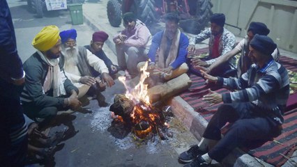 Ghazipur: Social Workers distribute warm clothes to farmers