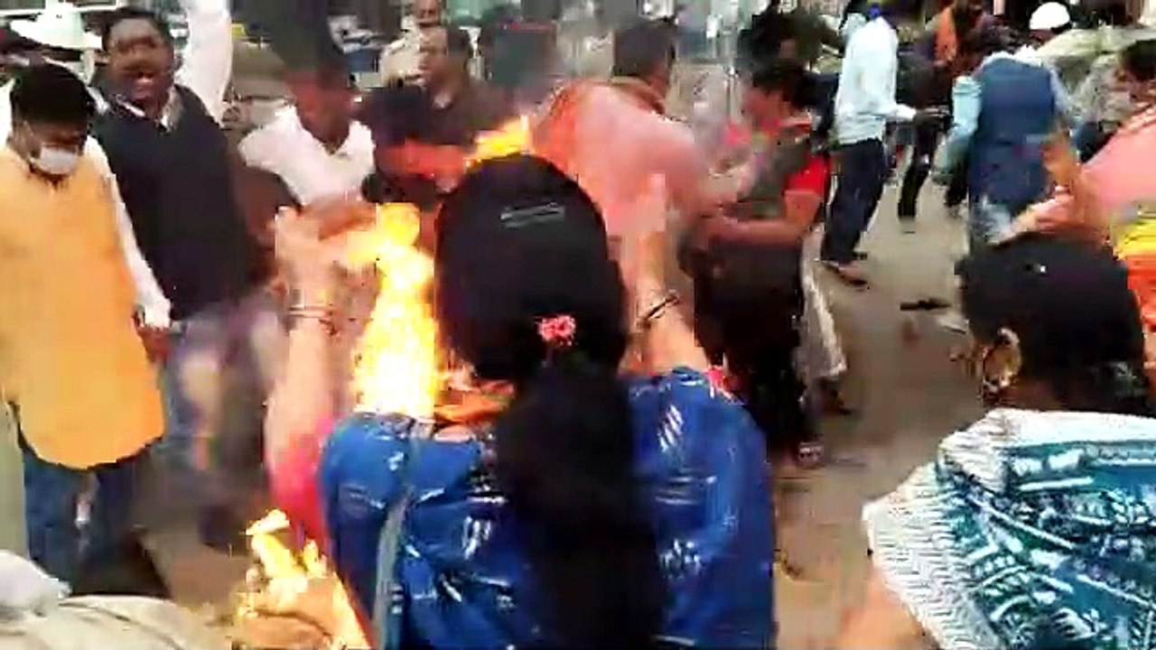 महिलाओं पर अभद्र टिप्पणी के विरोध मुख्यमंत्री औ...
