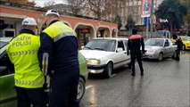 Sokağa çıkma kısıtlamasında polislerden denetim