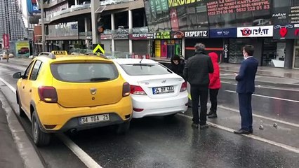 İnatçı sürücüler boş yolda birbirine girdi