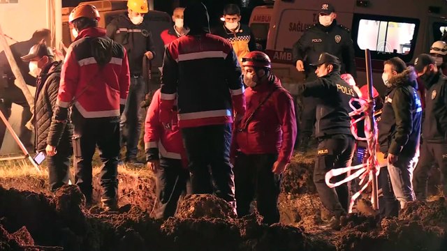 ANKARA - Başkentte inşaat alanında toprak kayması: 2 işçi öldü (3)