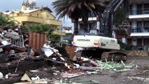 MUĞLA - Marmaris'te 'riskli yapı' olduğu tespit edilen apart otel yıkıldı