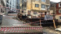 İzmir’de sağanak! Yol çöktü, kayan bina boşaltıldı