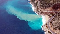 ANTALYA - Kaputaş Plajı'nda yağışın etkisiyle denizin rengi turkuaza dönüştü