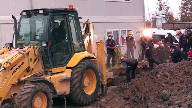 ANKARA - Başkentte inşaat alanında toprak kayması: 1 işçi öldü (1)