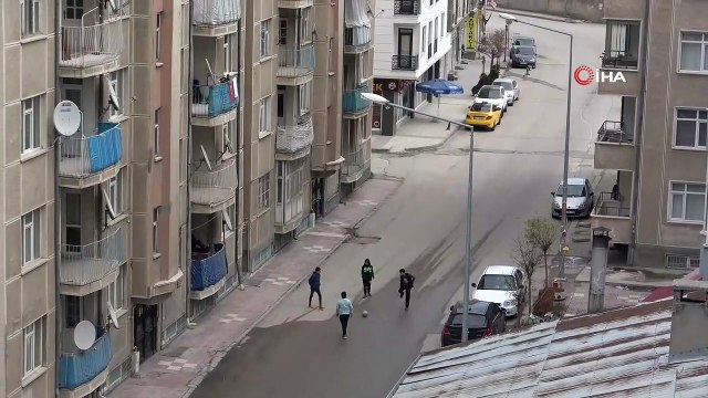 Kısıtlamayı ihlal eden çocuklar polisi görünce böyle kaçtı