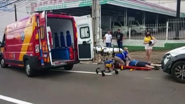 Carro e moto batem em cruzamento com semáforo no Centro