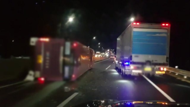 중부내륙고속도로 감곡IC 버스 전도 사고...3명 부상 / YTN