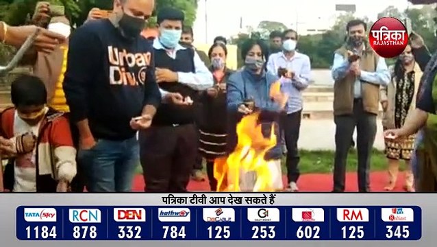 school fee issue : .अभिभावकों ने रखा सामूहिक उपवास